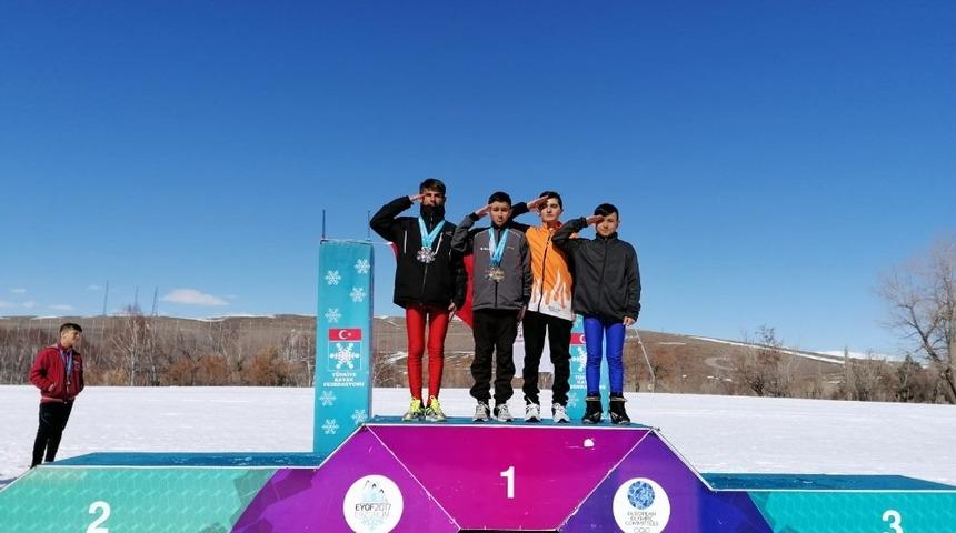 Karab&uuml;kl&uuml; sporcular kayakta ilk madalyalarını aldı