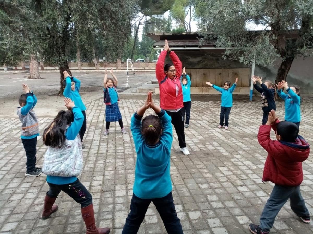 Antren&ouml;rler okullarda &ccedil;ocuklara spor k&uuml;lt&uuml;r&uuml;n&uuml; aşılıyor