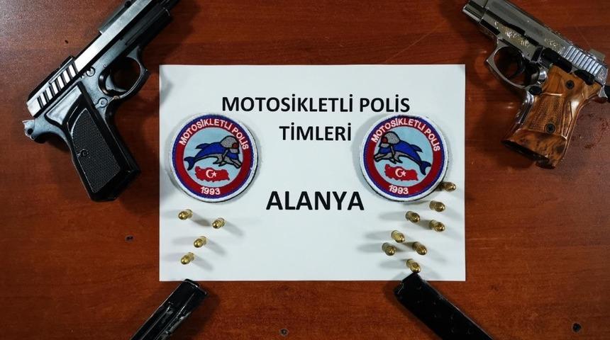 Şüphe üzerine durdurulan araçlardan ruhsatsız tabanca çıktı