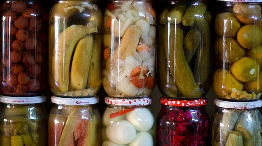 Satılmayan sebze ve meyvelerden 110 &ccedil;eşit turşu kuruyor