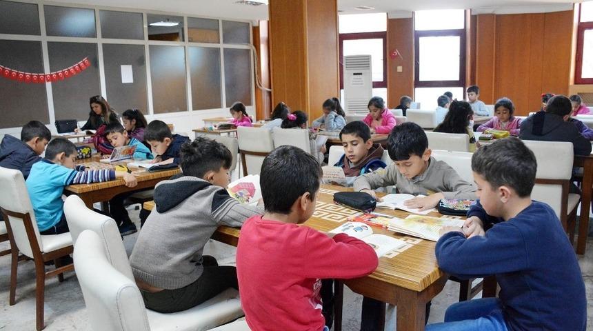 &Ccedil;ocuklar k&uuml;t&uuml;phaneyle buluşturuluyor