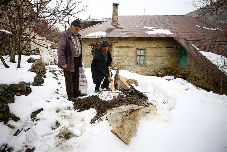 Asırlık yöntemle besinlerini toprak altında saklıyorlar G1