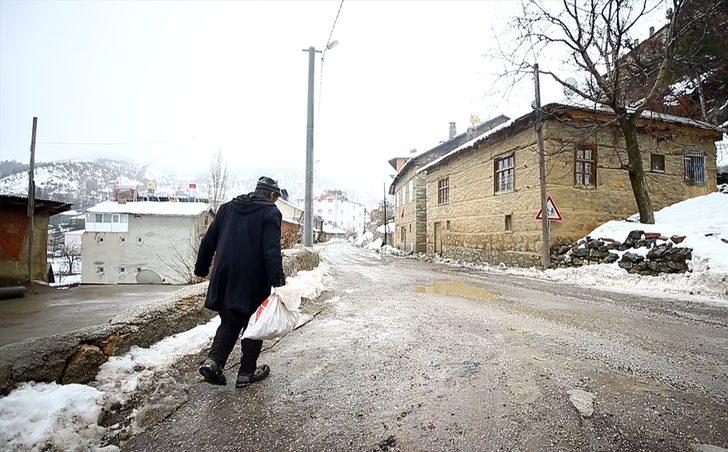 Asırlık yöntemle besinlerini toprak altında saklıyorlar G2
