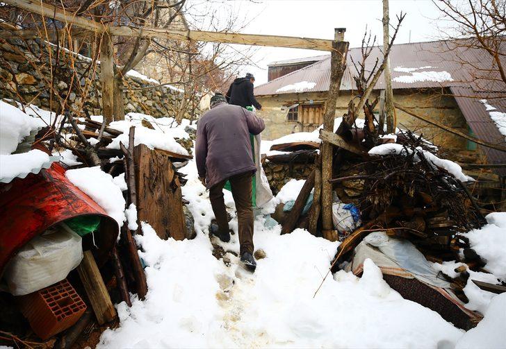 Asırlık yöntemle besinlerini toprak altında saklıyorlar G4