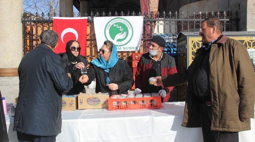 T&uuml;rk Anneler Derneği şehitleri andı