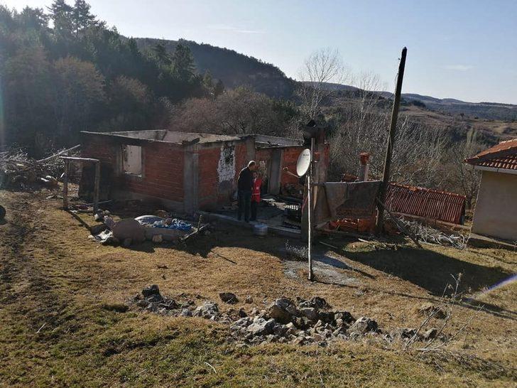 Türk Kızılayından evi yanan aileye yardım G2
