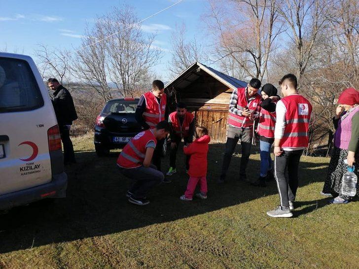 Türk Kızılayından evi yanan aileye yardım G3