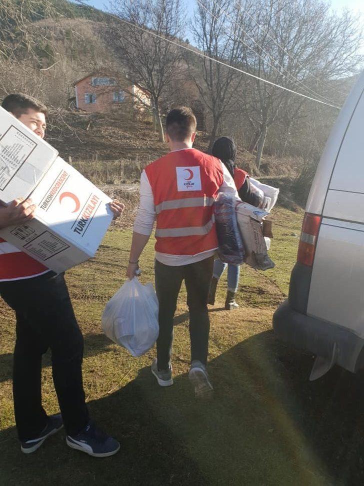 Türk Kızılayından evi yanan aileye yardım G4