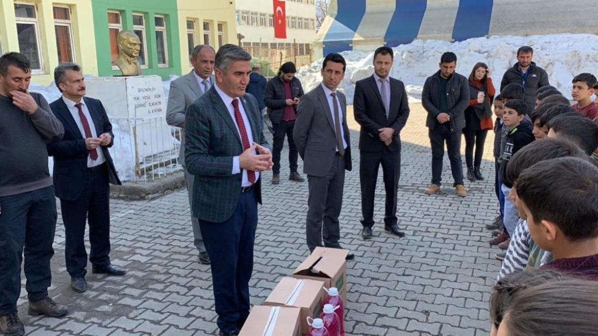 Korona vir&uuml;se karşı vatandaşlara sıvı sabun dağıtıldı