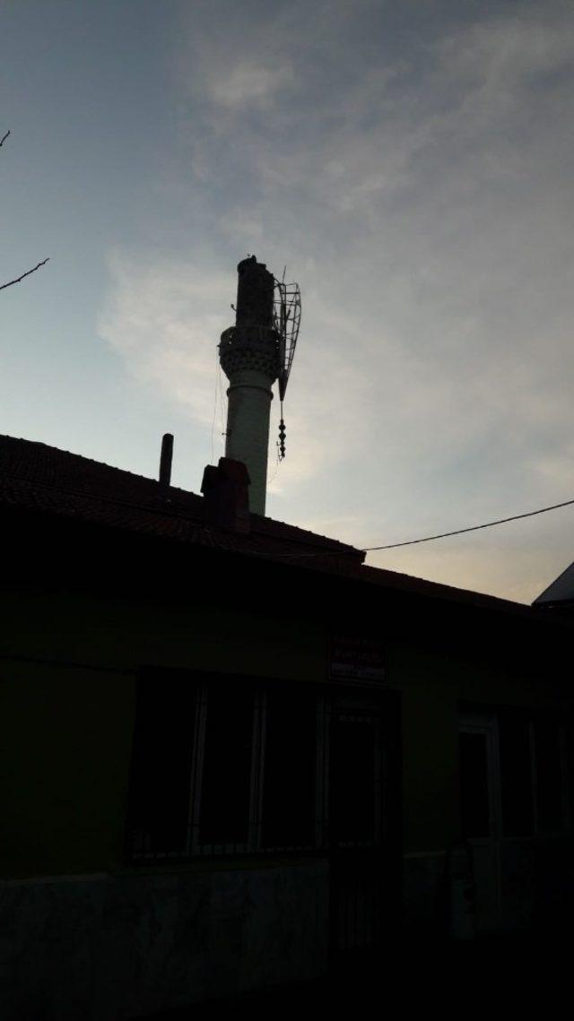 Burdur’da şiddetli rüzgar cami minaresine zarar verdi