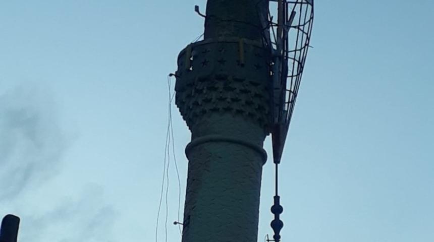 Burdur&rsquo;da şiddetli r&uuml;zgar cami minaresine zarar verdi