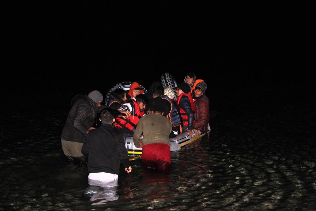 Sığınmacıların gece vakti umut ile &ouml;l&uuml;m arasındaki yolculuğu