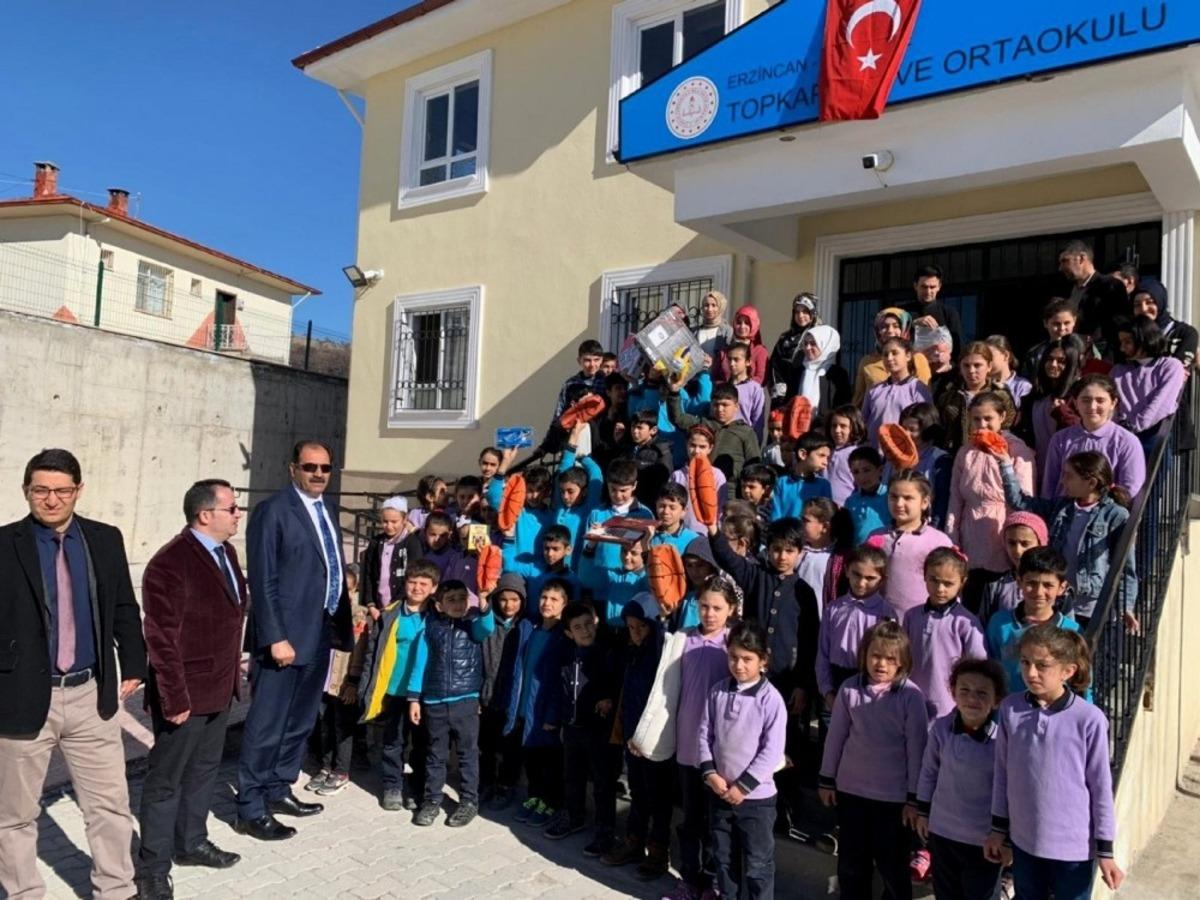 Milli Eğitim M&uuml;d&uuml;r&uuml; Aziz G&uuml;n, Kemaliye&rsquo;de okul ziyaretleri ger&ccedil;ekleştirdi