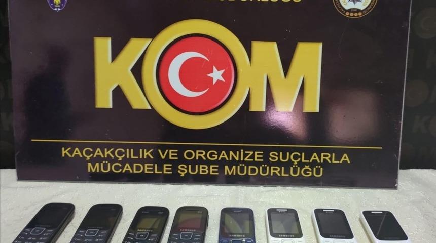 G&uuml;mr&uuml;k ka&ccedil;ağı cep telefonu ele ge&ccedil;irildi