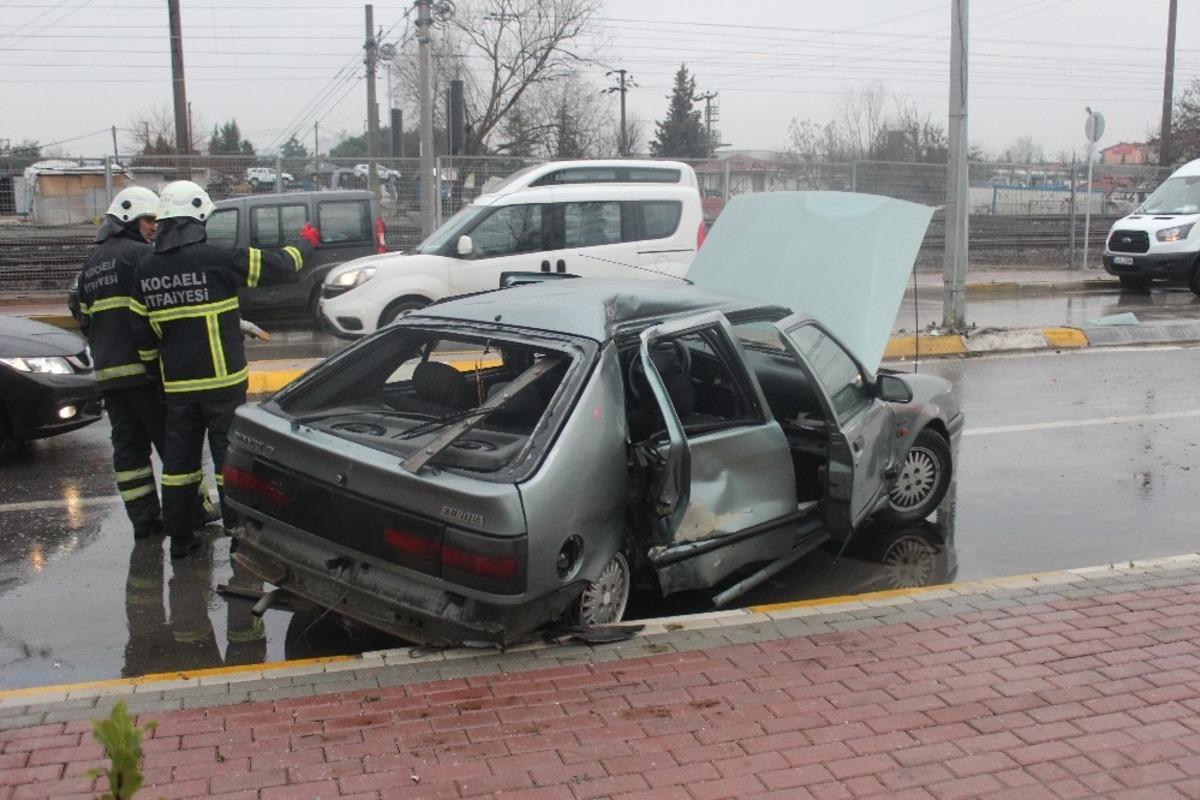Kocaeli&rsquo;de 3 aracın karıştığı trafik kazasında 1 kişi yaralandı