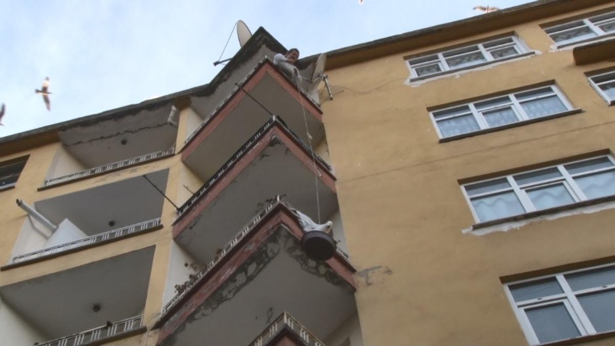 Balkonda sıkışan martıyı b&ouml;yle kurtardı!