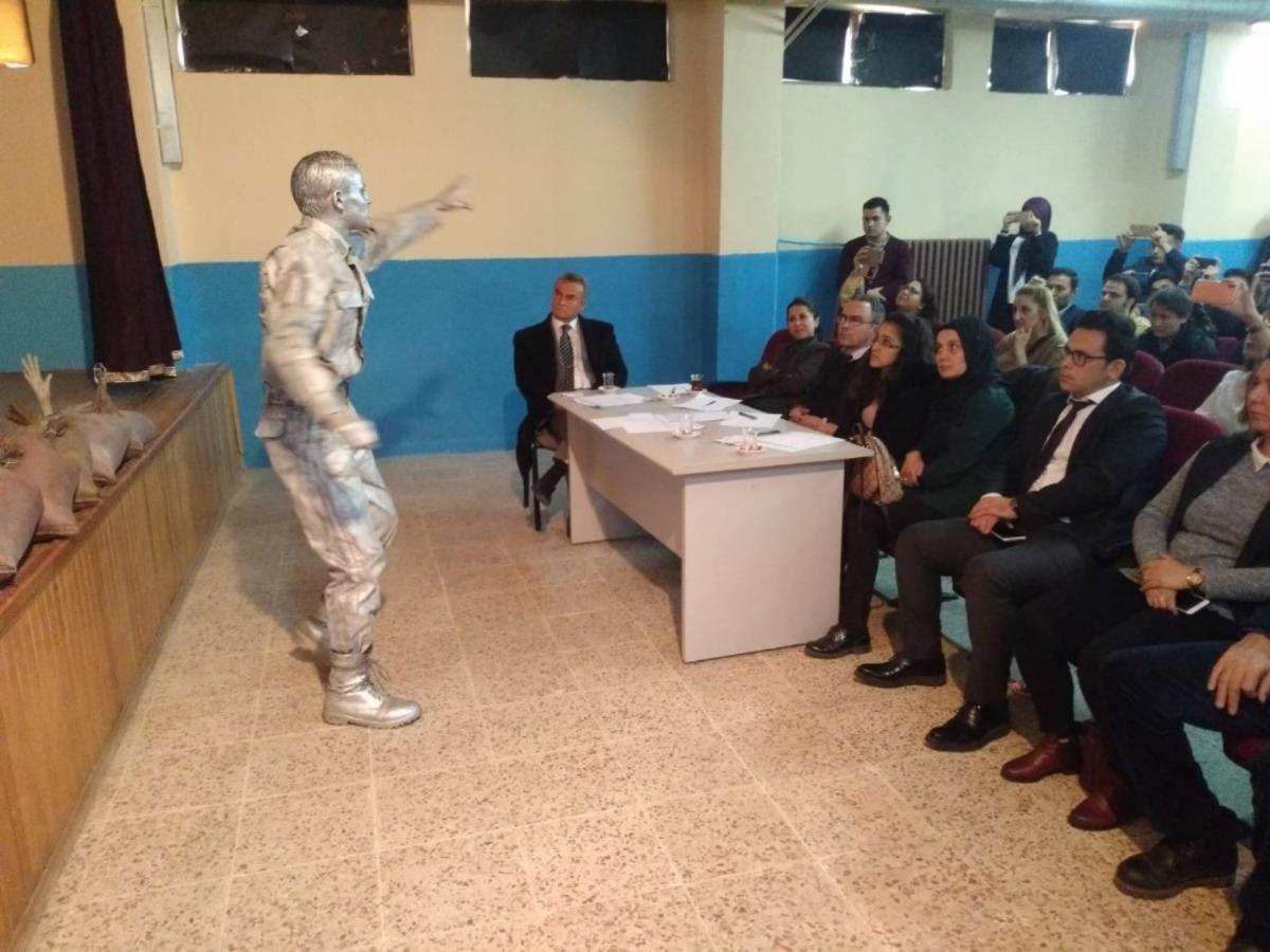 Selendi&rsquo;de &ouml;ğrenciler Mehmet Akif Ersoy&rsquo;un şiirleriyle yarıştı