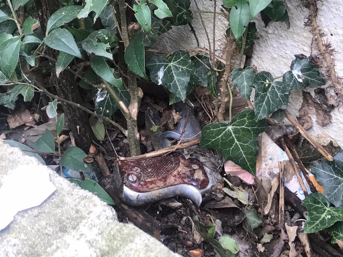 Kadık&ouml;y'de m&uuml;ze yanında silah bulundu! Polisler alarma ge&ccedil;ti