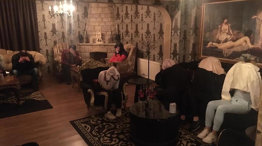 Ankara'da l&uuml;ks villaya fuhuş baskını