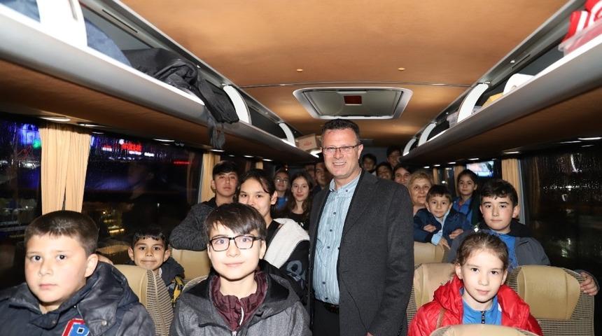 Alaşehirli karateciler İstanbul&rsquo;a uğurlandı