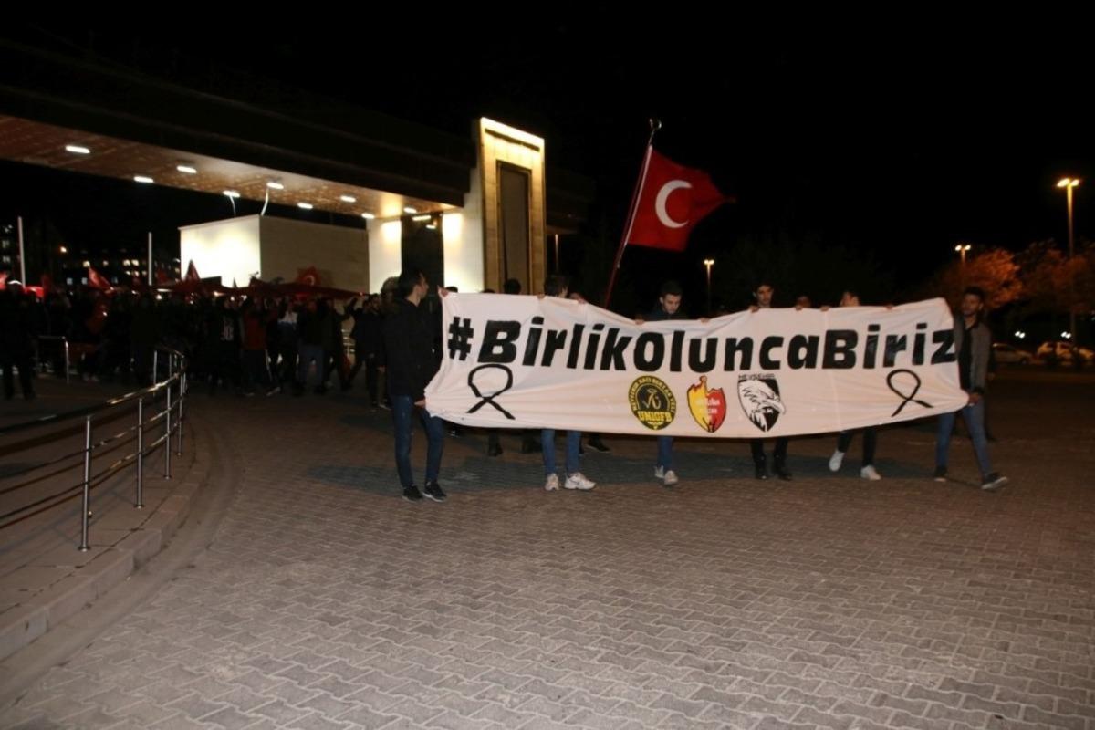 Nevşehir&rsquo;de taraftar &ouml;ğrenciler &ldquo;Bahar Kalkanı Harekatı&rdquo; na destek i&ccedil;in y&uuml;r&uuml;d&uuml;