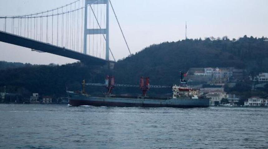 Rus askeri kargo gemisi Boğaz'dan geçti