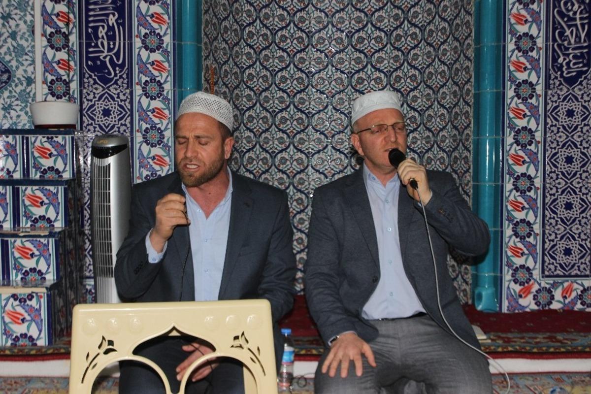 Gen&ccedil;ler t&uuml;m şehitler i&ccedil;in mevlit okuttu