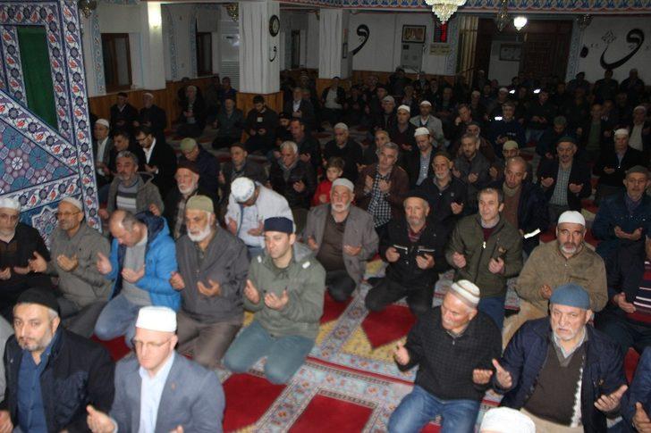 Gençler tüm şehitler için mevlit okuttu G3