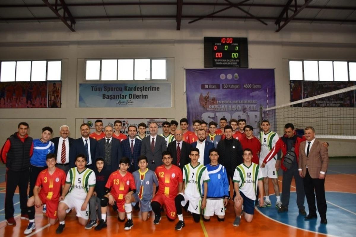 İneg&ouml;l&rsquo;de voleybol ve basketbol finalleri nefes kesti