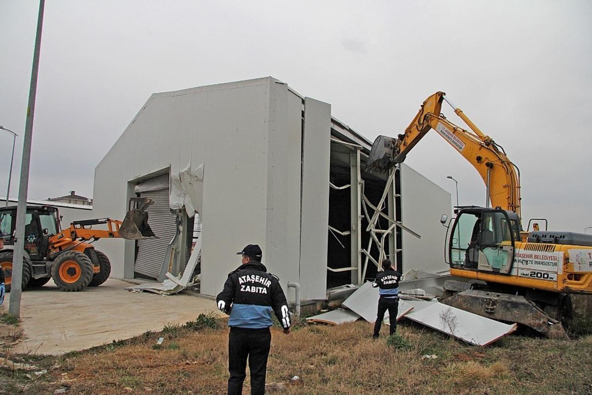 Ataşehir&rsquo;de ka&ccedil;ak yapılarla m&uuml;cadele s&uuml;r&uuml;yor