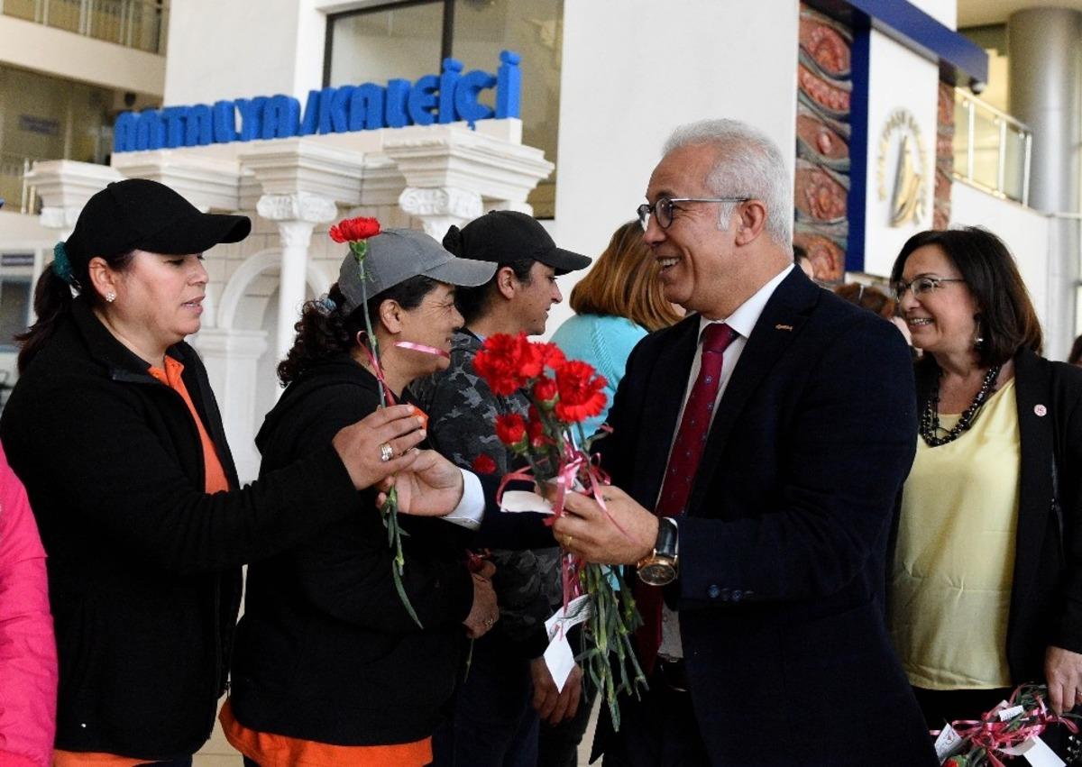 8 Mart&rsquo;ı kırmızı karanfillerle kutladılar