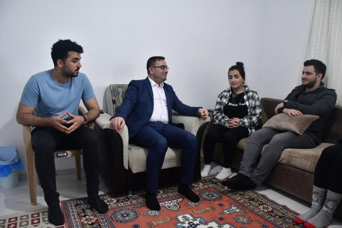 Başkan, &uuml;niversitelilerin &ccedil;ay davetini geri &ccedil;evirmedi