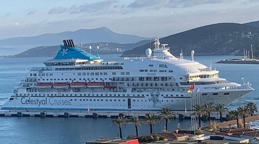 Sezonun ilk gemisi Kuşadası&rsquo;nda