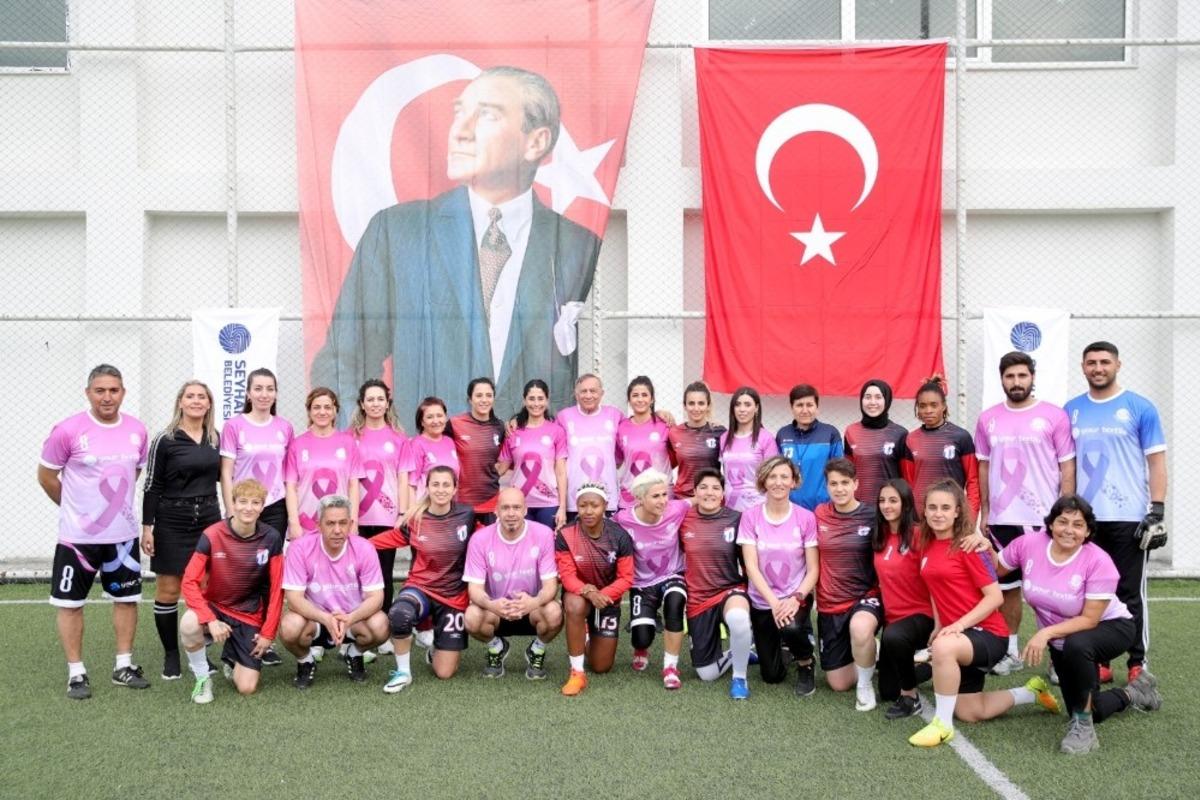 Kadın m&uuml;d&uuml;rler kadın futbolcularla ma&ccedil; yaptı