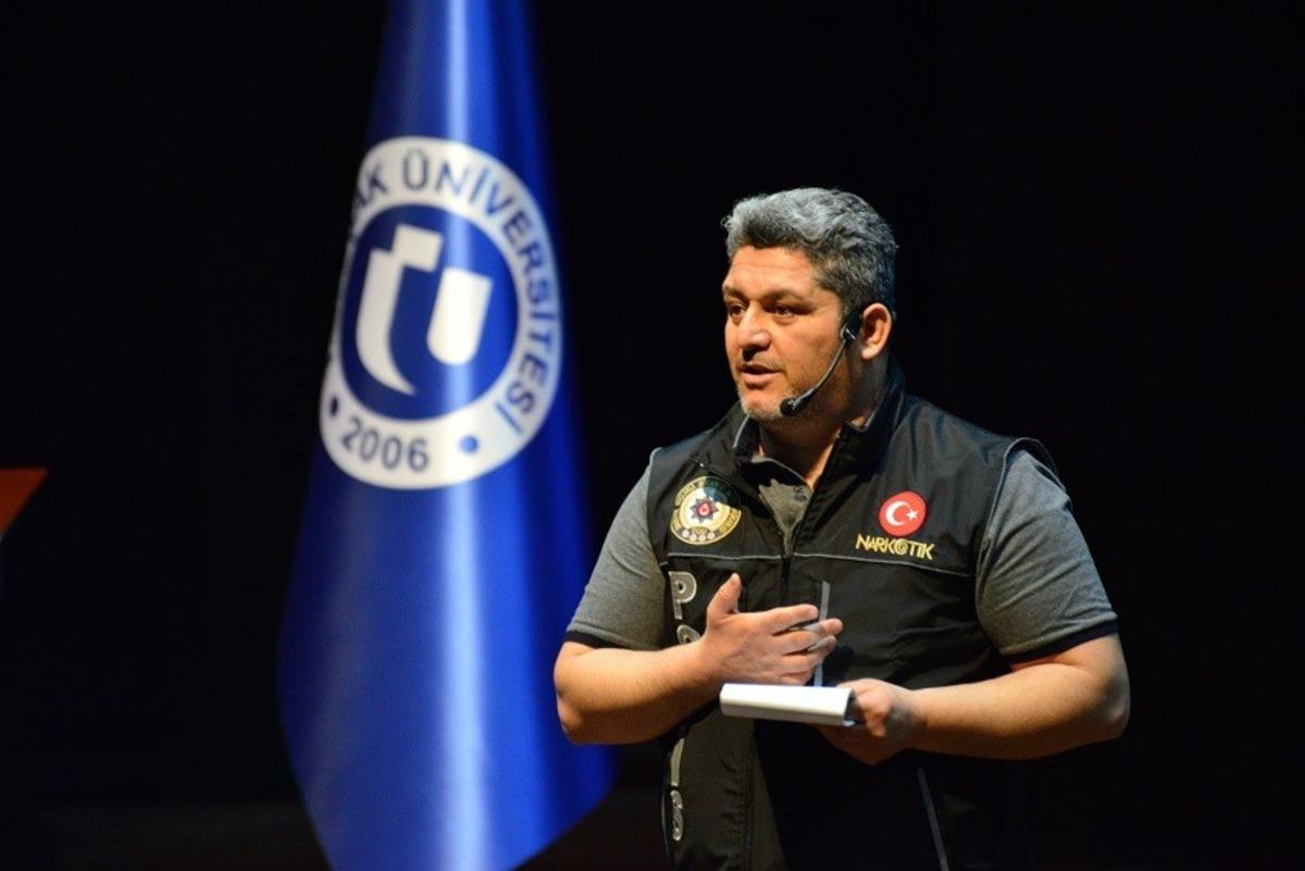 Uşak polisinden &ouml;ğrencilere bağımlılıkla m&uuml;cadele anlatıldı