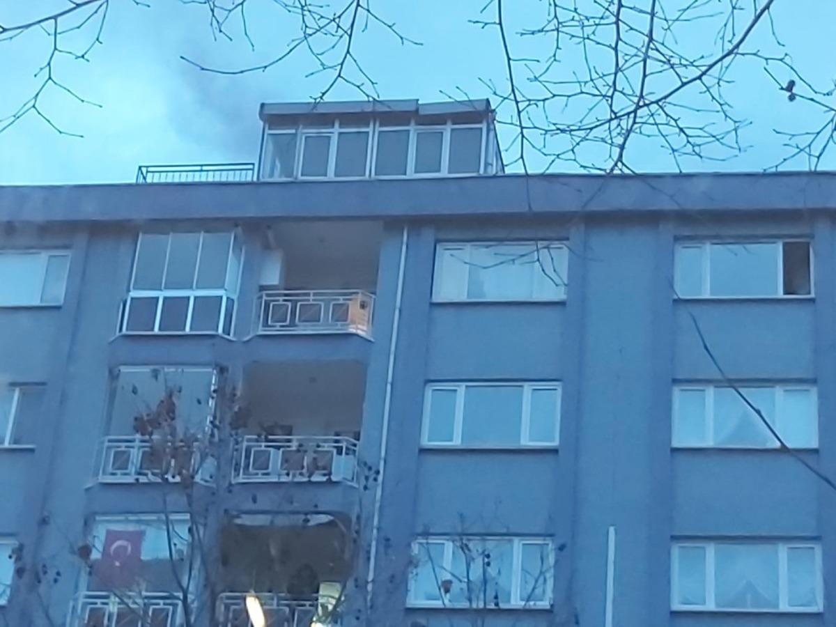 &Ccedil;atı katında &ccedil;ıkan yangın paniğe sebep oldu