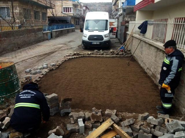 Bozuk yollar ve yaya kaldırımları onarılıyor