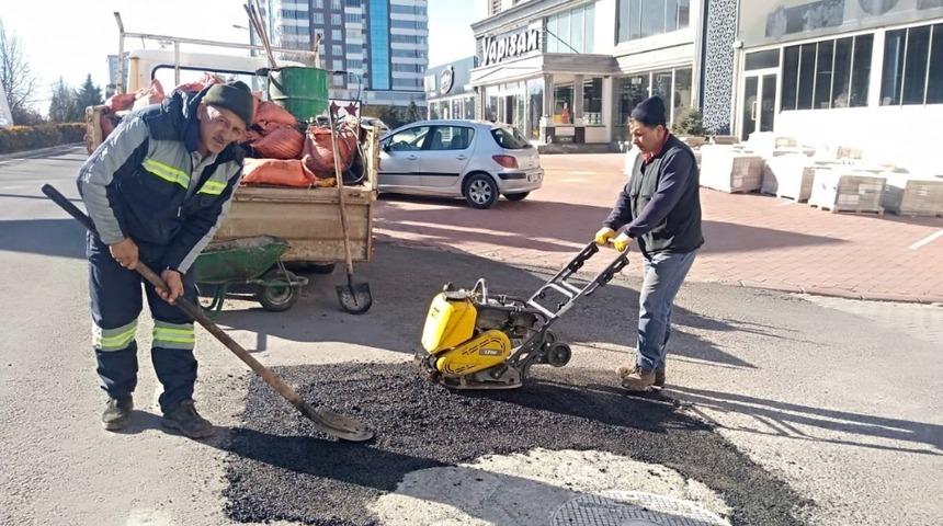 Bozuk yollar ve yaya kaldırımları onarılıyor