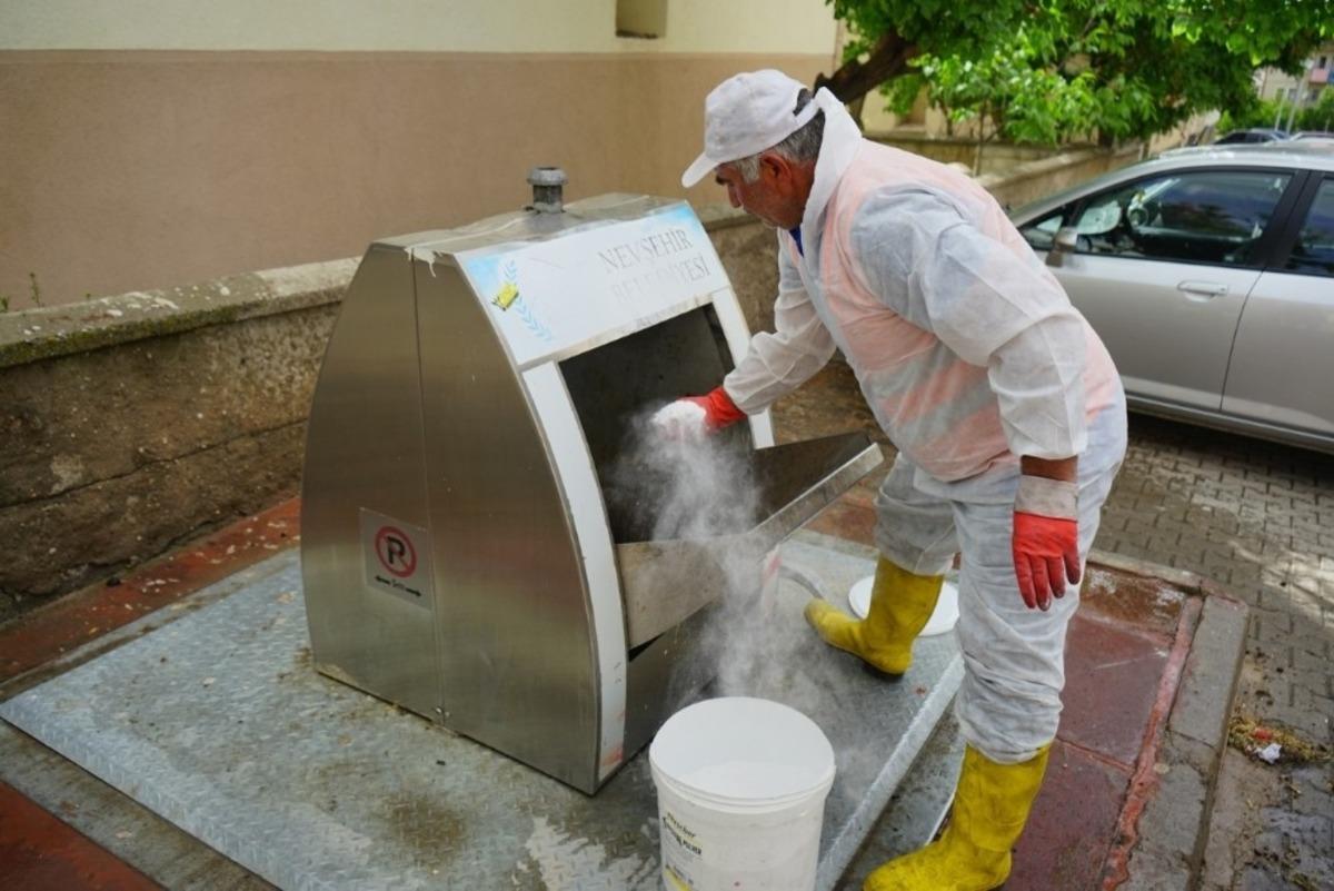 Yeraltı &ccedil;&ouml;p konteynerleri temizlenerek ila&ccedil;lanıyor