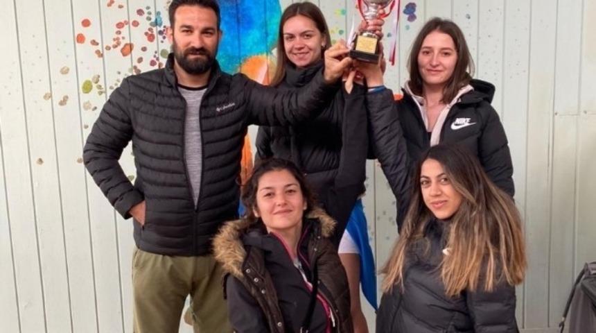 &Ccedil;OM&Uuml; Kadın Tenis Takımı 45 &uuml;niversite arasından 3. oldu