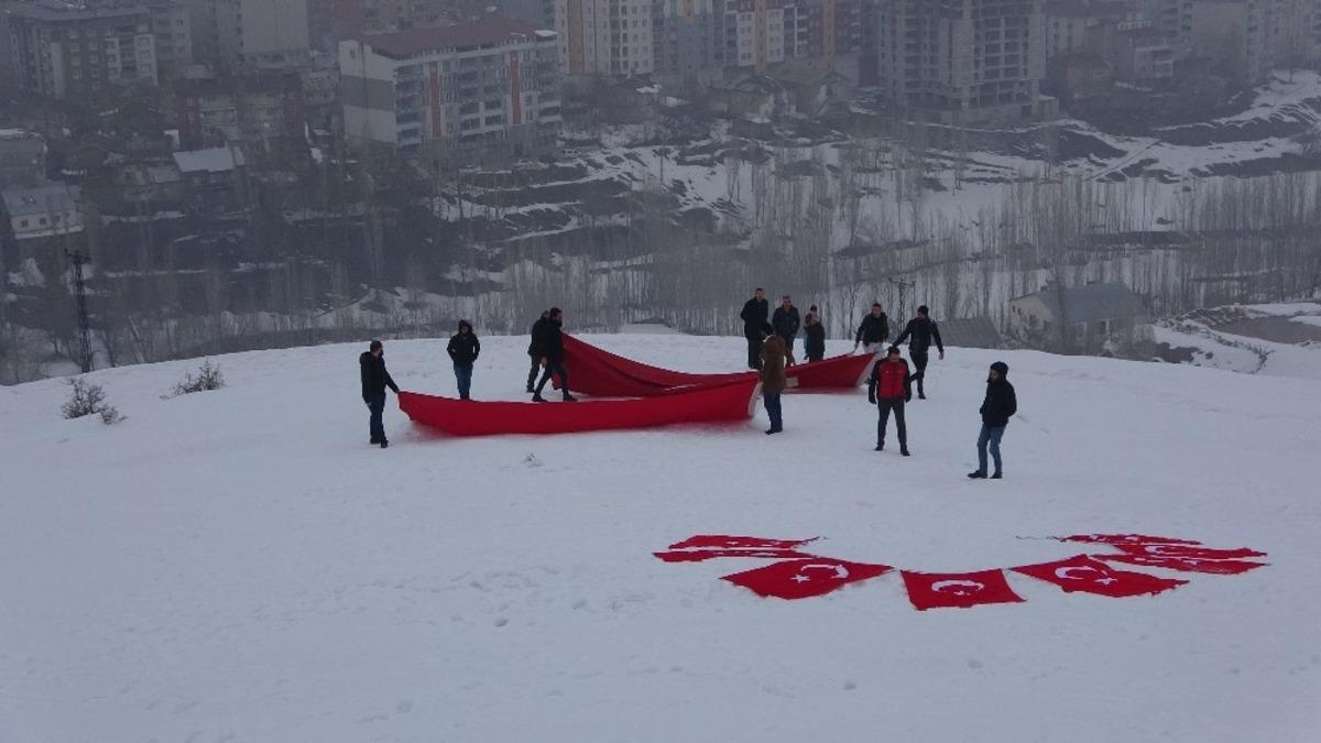 Muşlulardan Mehmet&ccedil;iğe T&uuml;rk bayraklı destek