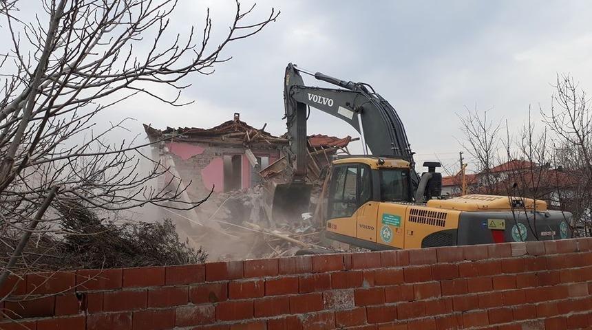 Manisa&rsquo;da depremde hasar g&ouml;ren 151 binanın yıkımı tamamlandı