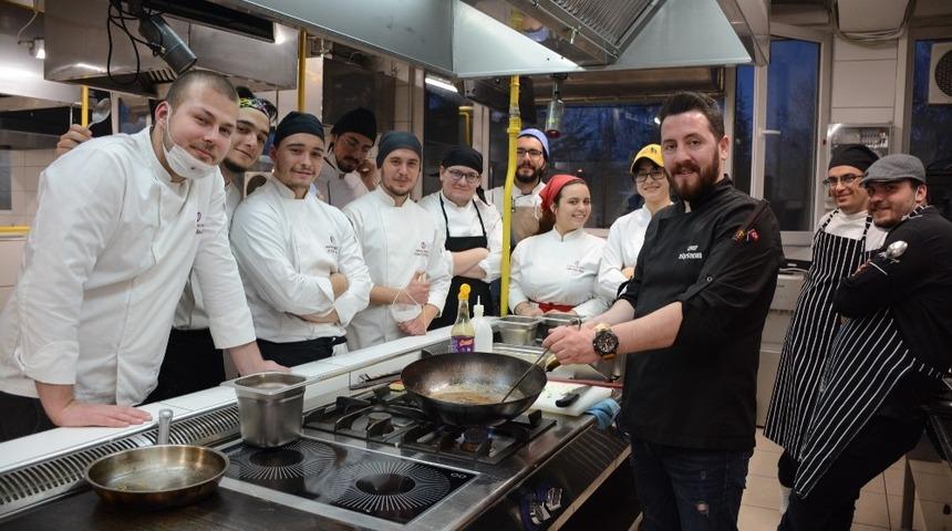 Şef R&uuml;şt&uuml; Ekmen&rsquo;den &ldquo;Uzak Doğu Mutfağı ve Teppan Uygulamaları&rdquo; at&ouml;lyesi