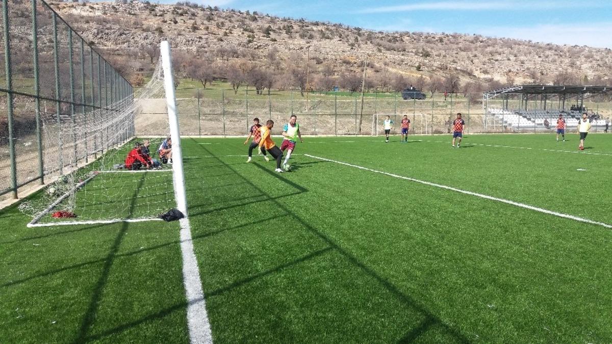 Dicle Gen&ccedil;likspor oyuncuları, kaymakam ve emniyet personeli ile karşılaştı