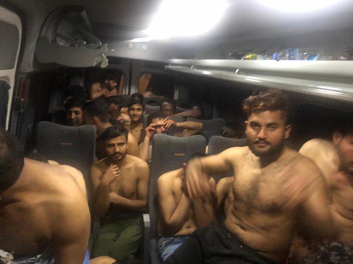 Yunan askerleri dövdüğü göçmenleri yarı çıplak gönderdi G1