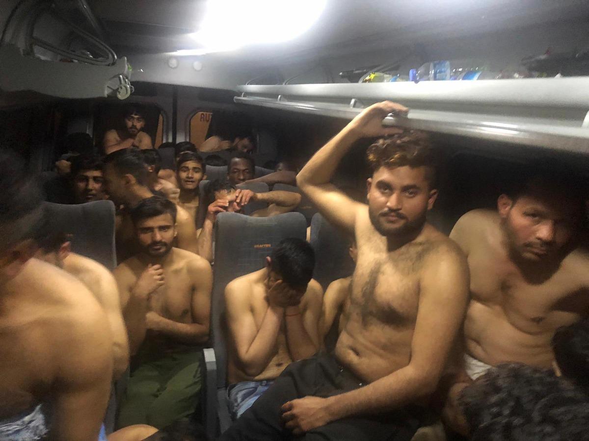 Yunan askerleri d&ouml;vd&uuml;ğ&uuml; g&ouml;&ccedil;menleri yarı &ccedil;ıplak g&ouml;nderdi