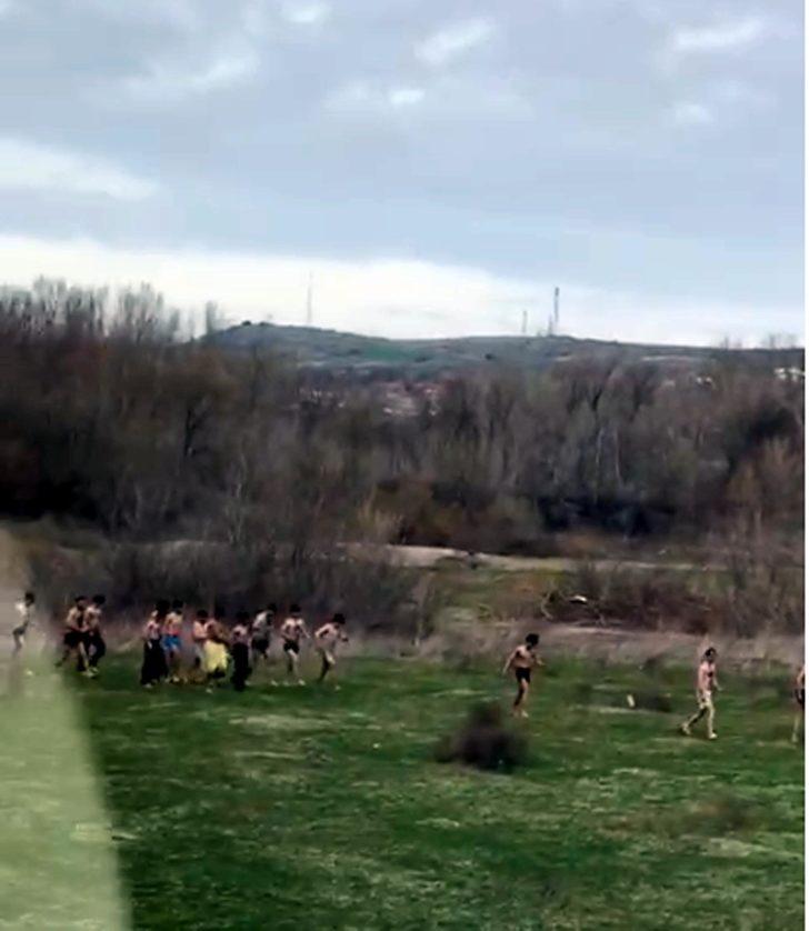 Yunan askerleri dövdüğü göçmenleri yarı çıplak gönderdi G3