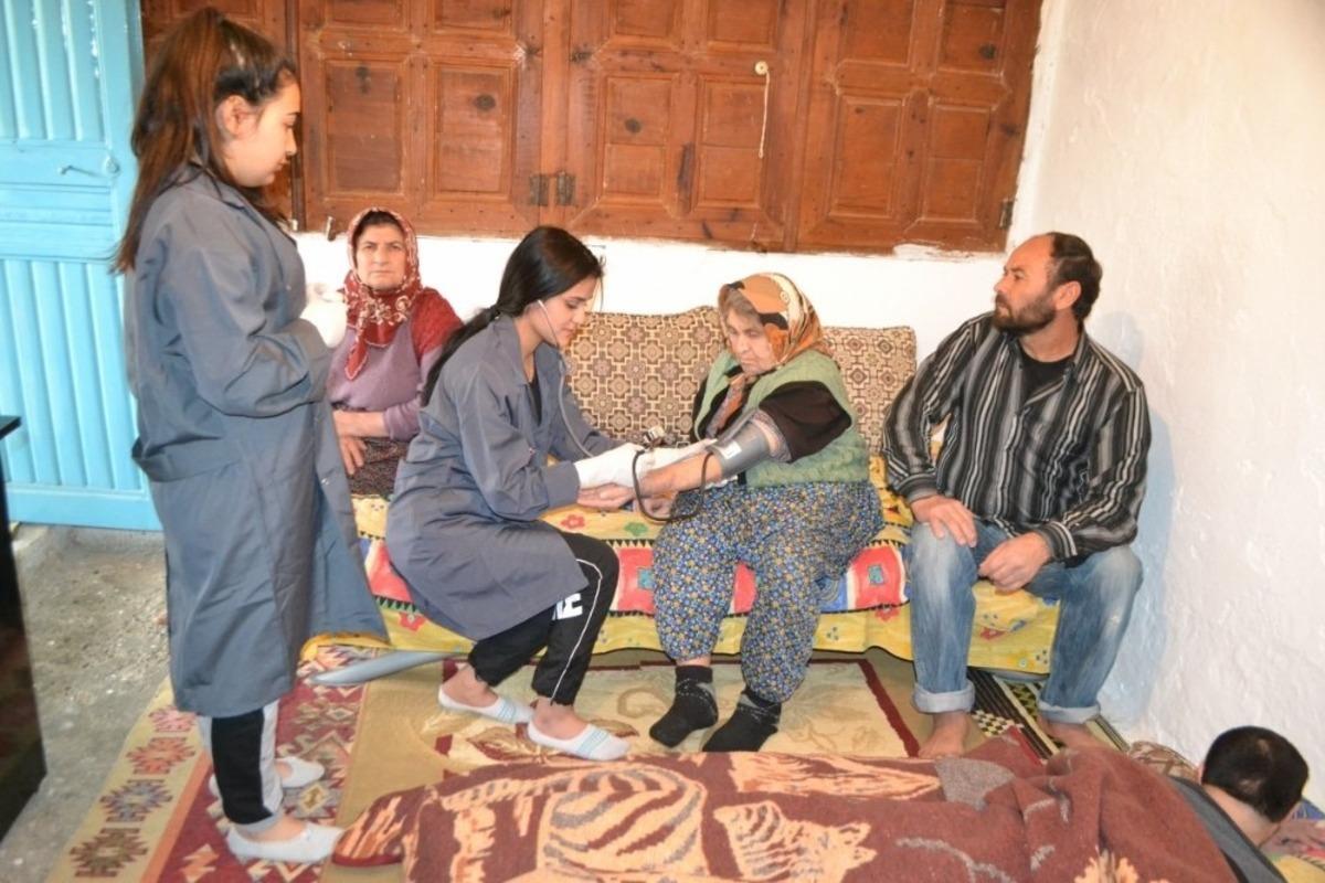 Bozyazı&rsquo;da &ouml;ğrenciler bakıma muhta&ccedil;lara g&ouml;n&uuml;ll&uuml; hizmet veriyor