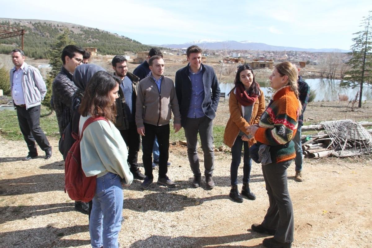 Geleceğin mimarları sanat&ccedil;ıların k&ouml;y&uuml;nde kerpi&ccedil; evleri inceledi