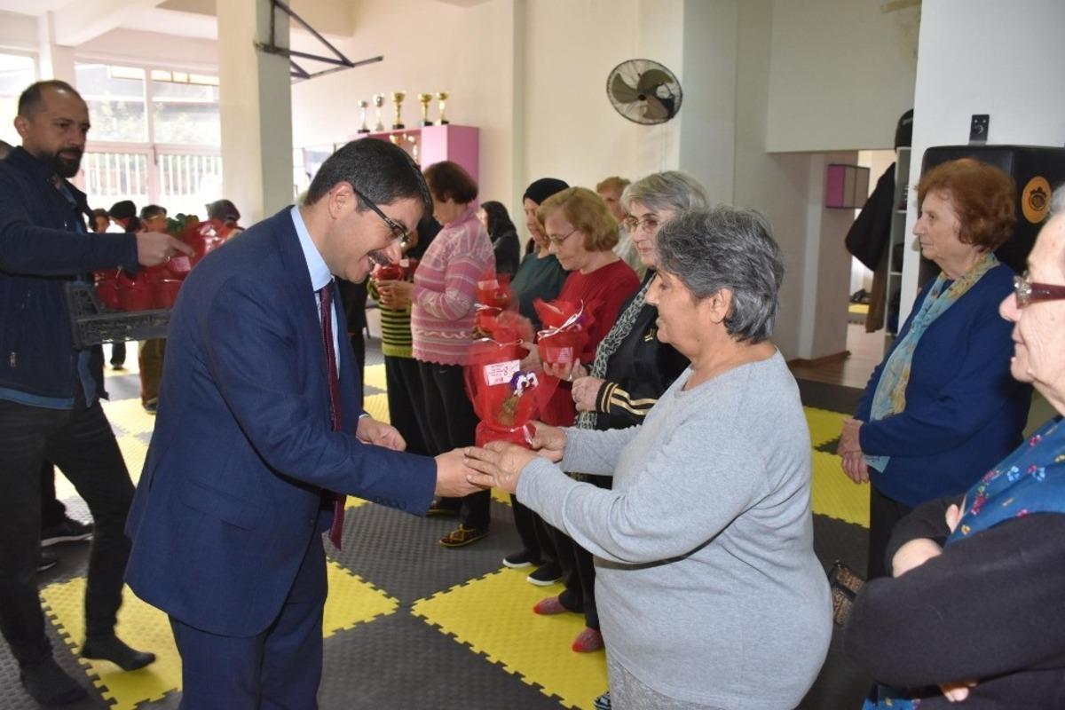 Başkan &Ccedil;elik&rsquo;ten Kadınlar G&uuml;n&uuml; jesti